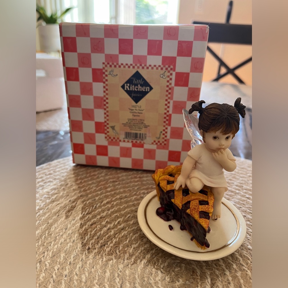 2001 Enesco Kitchen Fairies - "SUGAR PIE FAIRIE* - read about flaw.  
.